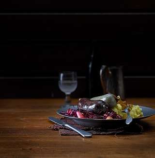 Blut und Leberwrste mit Kabissalat Roestzwiebeln und Kartoffelstock