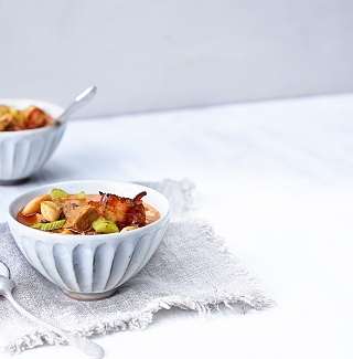 Fleischsuppe mit Markknochen und Bohnen