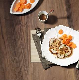 Gefuellte Kalbsschulter mit Steinpilzen und getrockneten Tomaten