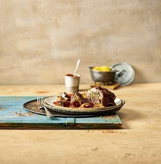 Geschmorte Lammhaxen gefuellt mit Hackfleisch und Pistazien