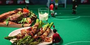 Gruener Spargel mit grilliertem Bauernspeck