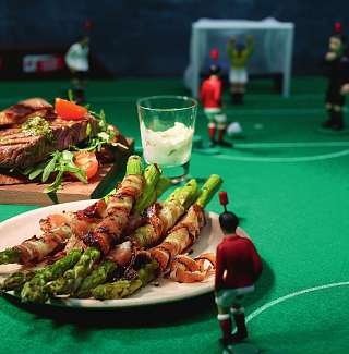 Gruener Spargel mit grilliertem Bauernspeck