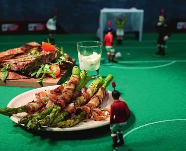 Gruener Spargel mit grilliertem Bauernspeck
