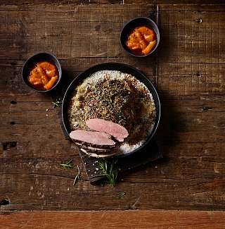 Kalbshuft auf Salzbett mit Senf und Aprikosen Chutney