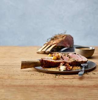 Kalbsrack an Pfeffersauce mit gebratenem Chicoree