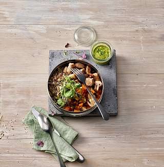 Kuerbis Schweinefleisch Bowl mit Quinoa und Ofengemuese