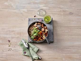 Kuerbis Schweinefleisch Bowl mit Quinoa und Ofengemuese