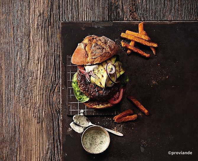 Lamm-Burger mit Zucchetti an Joghurtsauce | Gustarium