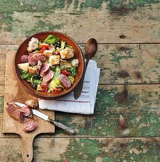 Luganighetta auf Brotsalat mit Schafskaese