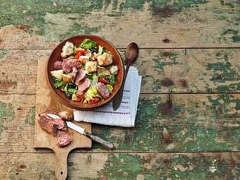 Luganighetta auf Brotsalat mit Schafskaese