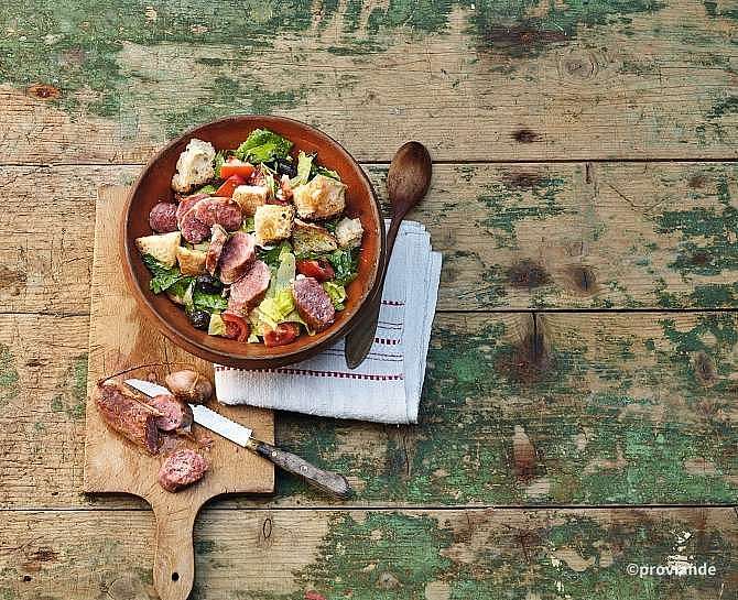 Luganighetta auf Brotsalat mit Schafskäse | Gustarium