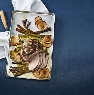 Niedergegarte Schweinsnuss auf Lauch und Aepfeln