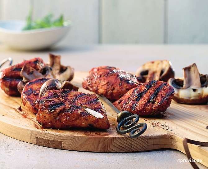 Pouletspiess an Zitronenrub mit Estragonbutter und geröstetem Brot ...