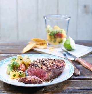 Rindsfiletmedaillons mariniert in Gruentee mit Mango Avocado Salat