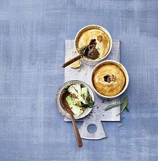 Rindsragout im Pastetenteig mit Pak Choi