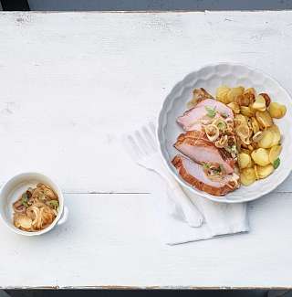 Rippli mit Bratkartoffeln und Zwiebelringen