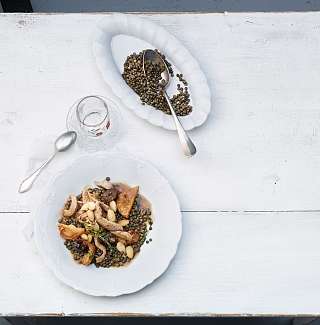 Schweinsgeschnetzeltes mit Doerrobst Mandeln und Linsen