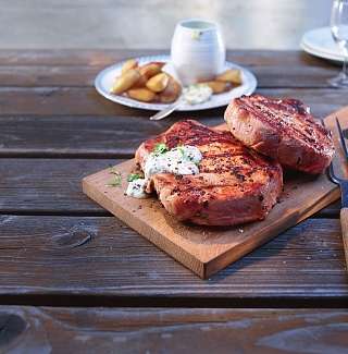 Schweinskotelett vom Grill  dunkles Bier