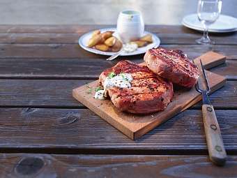 Schweinskotelett vom Grill  dunkles Bier