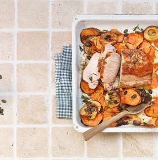 Schweinsnierstueck aus dem Ofen auf Apfel Suesskartoffel Gemuese