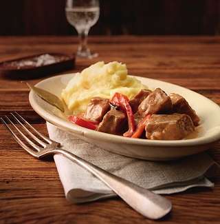 Schweinsragout mit Peperoni an Rahmsauce