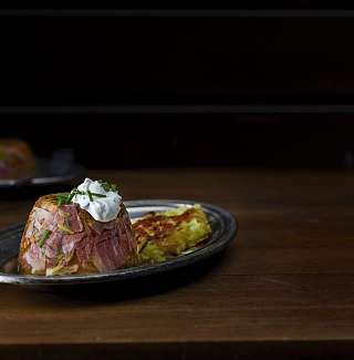 Suelzli aus Schweinshaxen mit Schnittlauch Joghurt