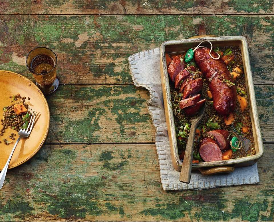 Waadtländer Saucisson auf Linsen-Kürbis-Gemüse | Gustarium